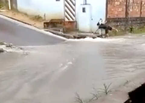 Chuva rápida causa estragos nas zonas Norte e Leste de Manaus