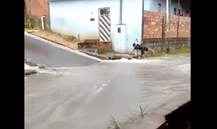 Chuva rápida causa estragos nas zonas Norte e Leste de Manaus