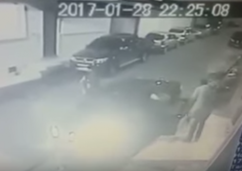 Câmeras flagram roubo de carro e tentativa de sequestro em Manaus 