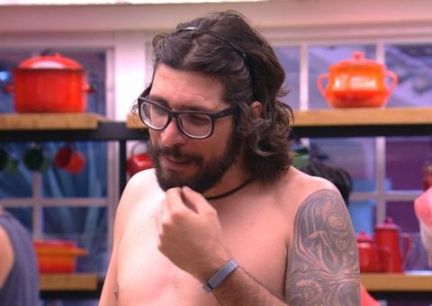 BBB 17: Antonio dispara sobre tatuagem de palhaço de brother: 'Você já matou um policial?'