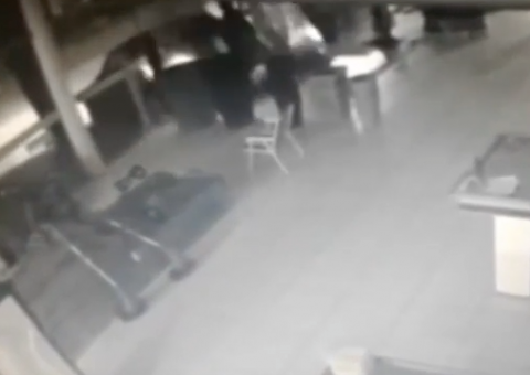 Vídeo: Bandido atrapalhado atropela comparsa durante roubo e se dá mal