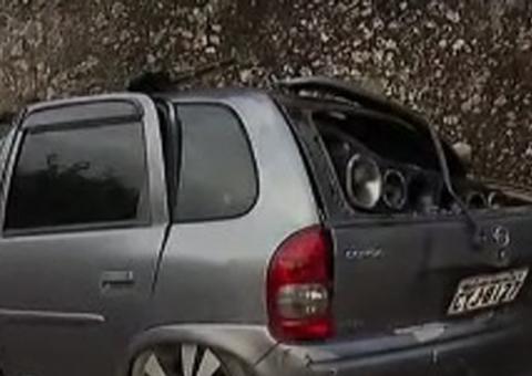  Pedra de 70 toneladas despenca e esmaga carro