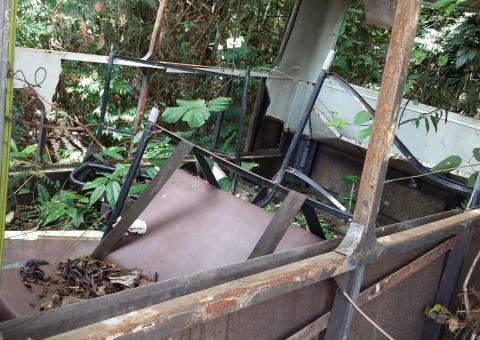 No Amazonas, veículo que seria das Forças Armadas é descoberto no meio do mato