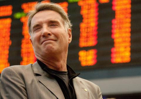 Com prisão decretada, Eike desembarca no Brasil e é levado pela Polícia Federal