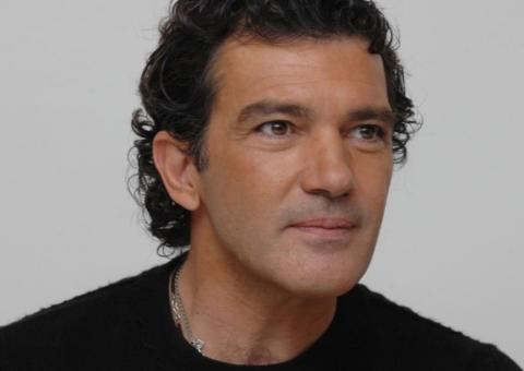 Antonio Bandeiras sente fortes dores no peito e vai parar no hospital