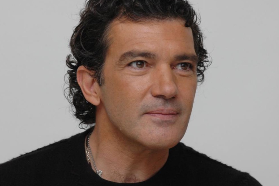 Antonio Bandeiras sente fortes dores no peito e vai parar no hospital