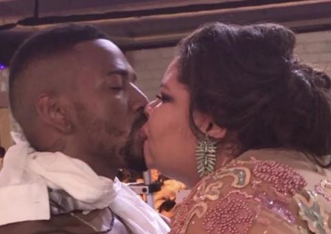 Nego do Borel dá beijão na boca de fã durante show ‘gostoso'