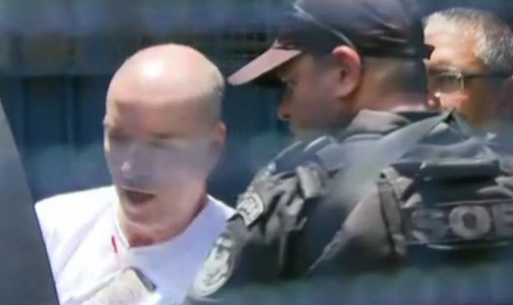 Vaza foto de Eike Batista de cabeça raspada durante transferência para presídio