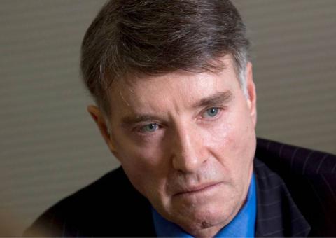 Vaza foto de Eike Batista de cabeça raspada durante transferência para presídio