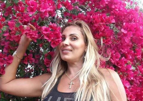 Após abandonar o Carnaval e se converter, Angela Bismarchi é batizada