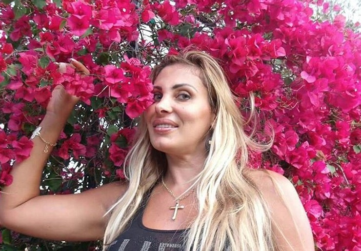 Após abandonar o Carnaval e se converter, Angela Bismarchi é batizada