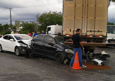 Duas pessoas ficam feridas após colisão entre carros, moto e caminhão em Manaus
