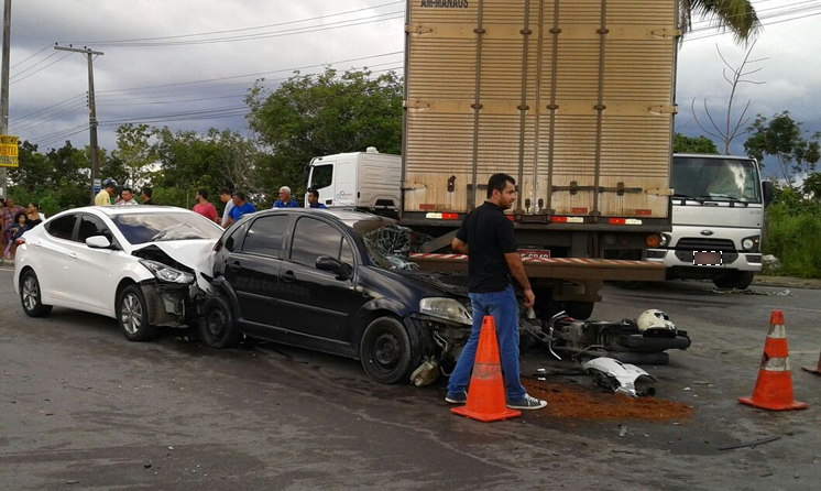 Duas pessoas ficam feridas após colisão entre carros, moto e caminhão em Manaus