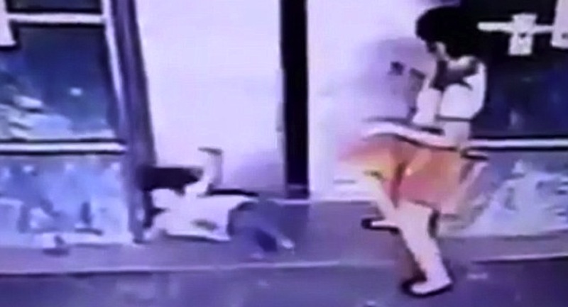 Vídeo mostra mãe chutar a própria filha para não ser esmagada por elevador