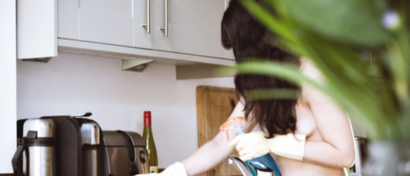 Empresa oferece serviço de diarista naturista por R$ 260 a hora