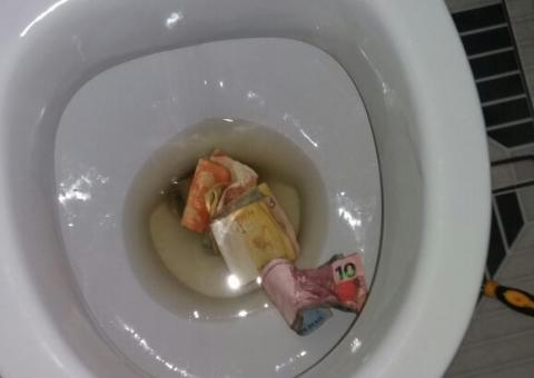 No Amazonas, para tentar escapar do ‘flagrante’ casal joga dinheiro em vaso sanitário 