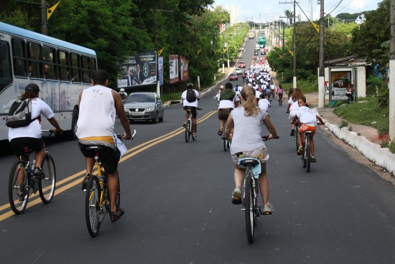 Ciclistas participam de debate e campanha de sensibilização
