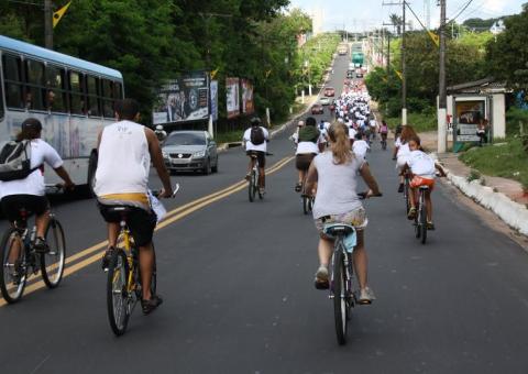 Ciclistas participam de debate e campanha de sensibilização