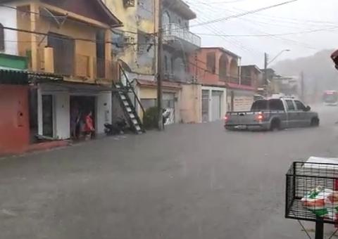 Fortes chuvas alagam casas no São Lázaro e moradores denunciam descaso