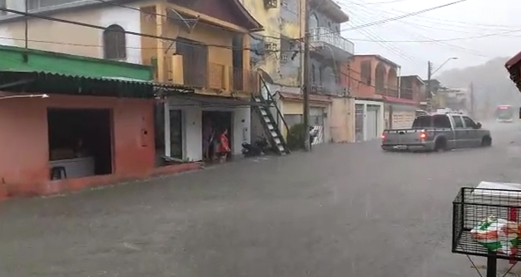 Fortes chuvas alagam casas no São Lázaro e moradores denunciam descaso