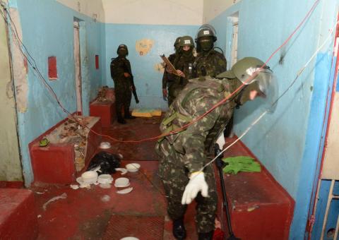 Vídeos mostram da varredura feita pelo Exército na Cadeia Pública de Manaus