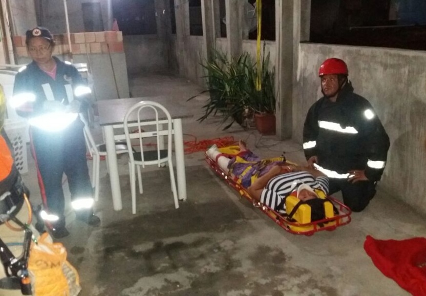 Mulher tenta fugir de bandidos e pula da janela de prédio em Manaus