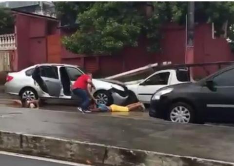 Após perseguição e acidente, três pessoas são presas em Manaus