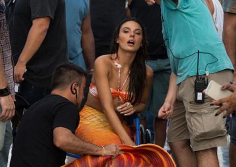 Ísis Valverde posa com manauara durante gravação de novela