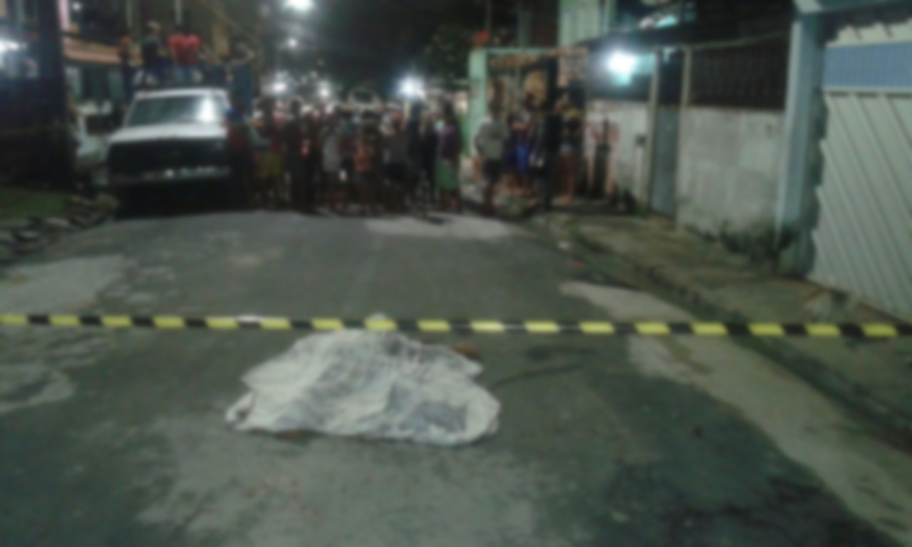 Homem é morto a tiros em frente da própria casa em Manaus