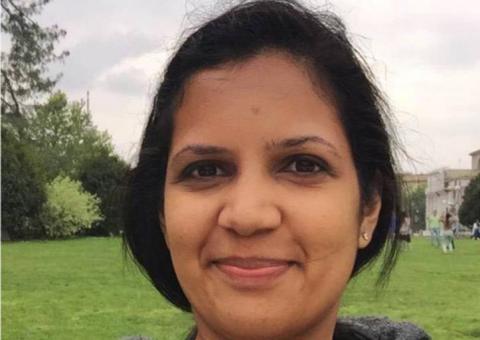 Policial exige que mulher aperte seios para provar que amamenta