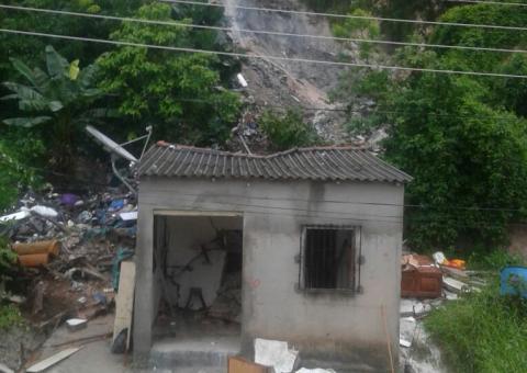  Forte chuva causa desabamentos e alagações em Manaus 