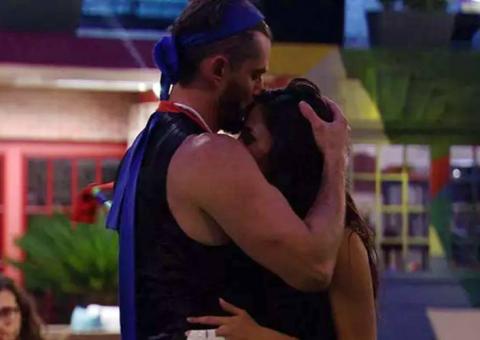 BBB17: Marcos beija pé de Emilly e clima esquenta durante festa pós - eliminação