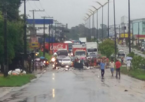 Moradores fazem protesto após terem casas alagadas durante forte chuva em Manaus
