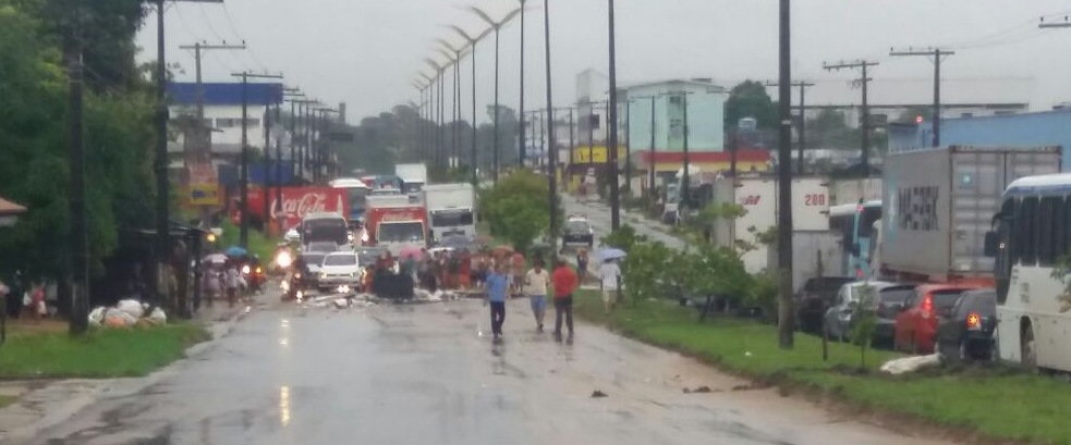 Moradores fazem protesto após terem casas alagadas durante forte chuva em Manaus