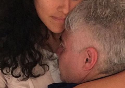 Mulher ganha R$ 5 mil por semana para abraçar homens carentes 