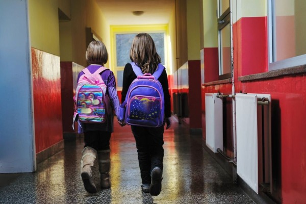 Mochilas inadequadas podem lesionar a coluna das crianças