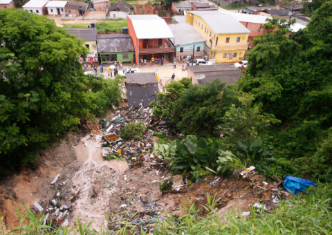 Muro desaba e deixa criança ferida durante forte chuva em Manaus