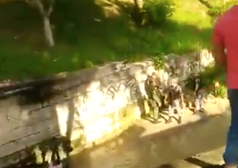 Vídeo: Homens são baleados e pulam em igarapé para evitar a morte em Manaus