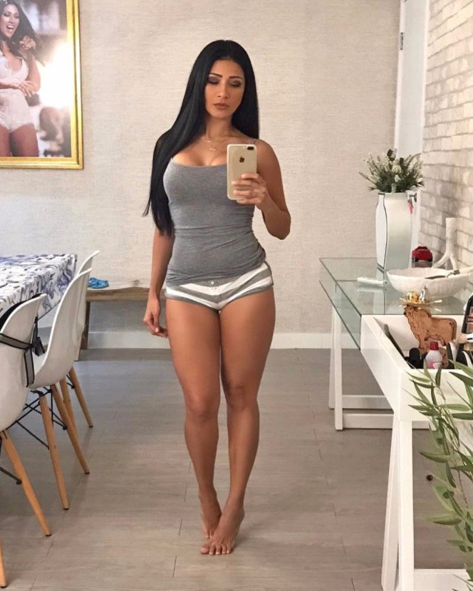 Simaria posa de micro-pijama sexy e deseja boa noite a fãs