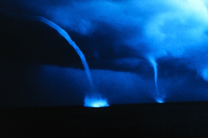 Nave extraterrestre parece roubar água do nosso planeta