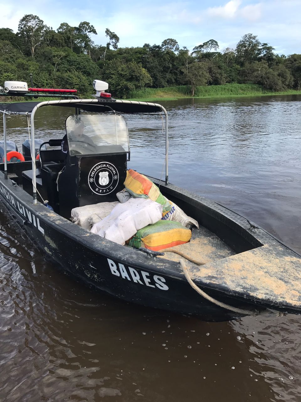   No Amazonas, polícia apreende cerca de 500 quilos de droga que estavam enterradas 
