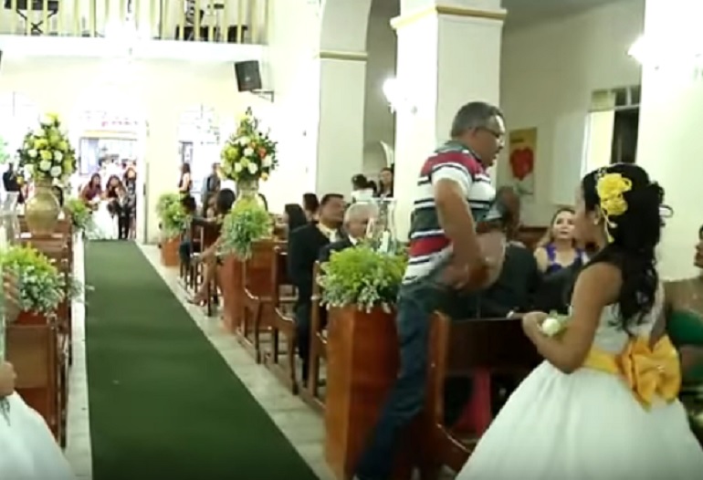Homem invade cerimônia de  casamento e atira contra padrinhos