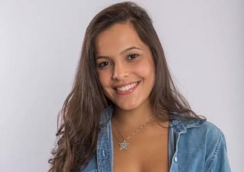  BBB17: Emilly esquece as câmeras ao trocar de roupa e mostra demais 