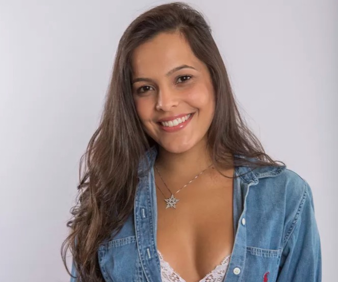  BBB17: Emilly esquece as câmeras ao trocar de roupa e mostra demais 