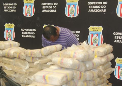 Homem é preso com fuzil americano e revela esconderijo de 500kg de drogas no AM