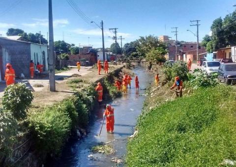 Prefeitura realiza dragagem em 11 igarapés de Manaus