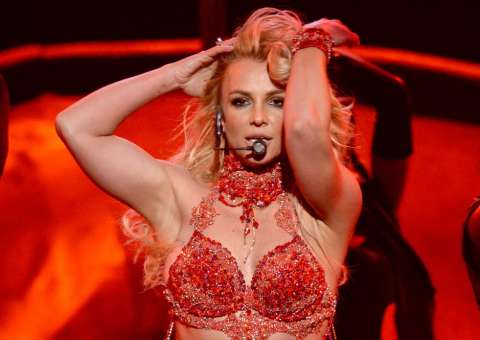  Britney Spears ‘paga peitinho’ e leva fãs à loucura durante show em Las Vegas