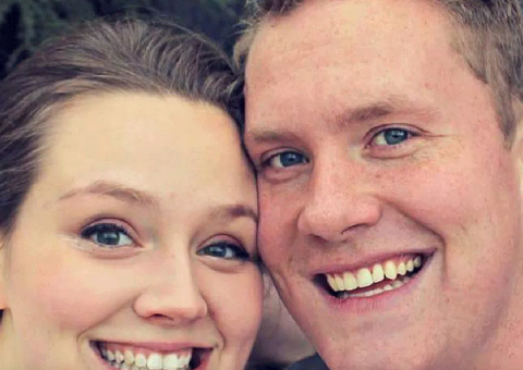 Suposto 'espírito' aparece em foto de noivos na festa de casamento e bomba na internet