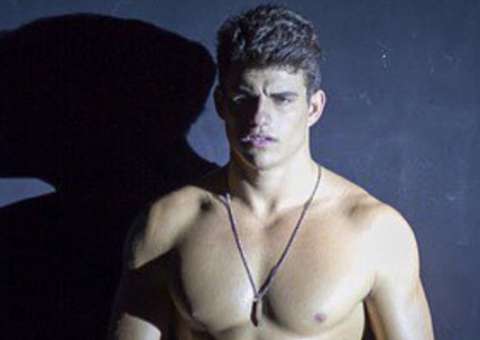 BBB 17: Antônio posa quase nu e revela se transou com Mayara debaixo do edredom