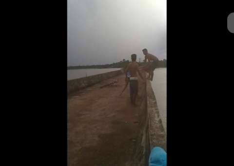Durante brincadeira, jovem morre após ser empurrado de ponte; VÍDEO